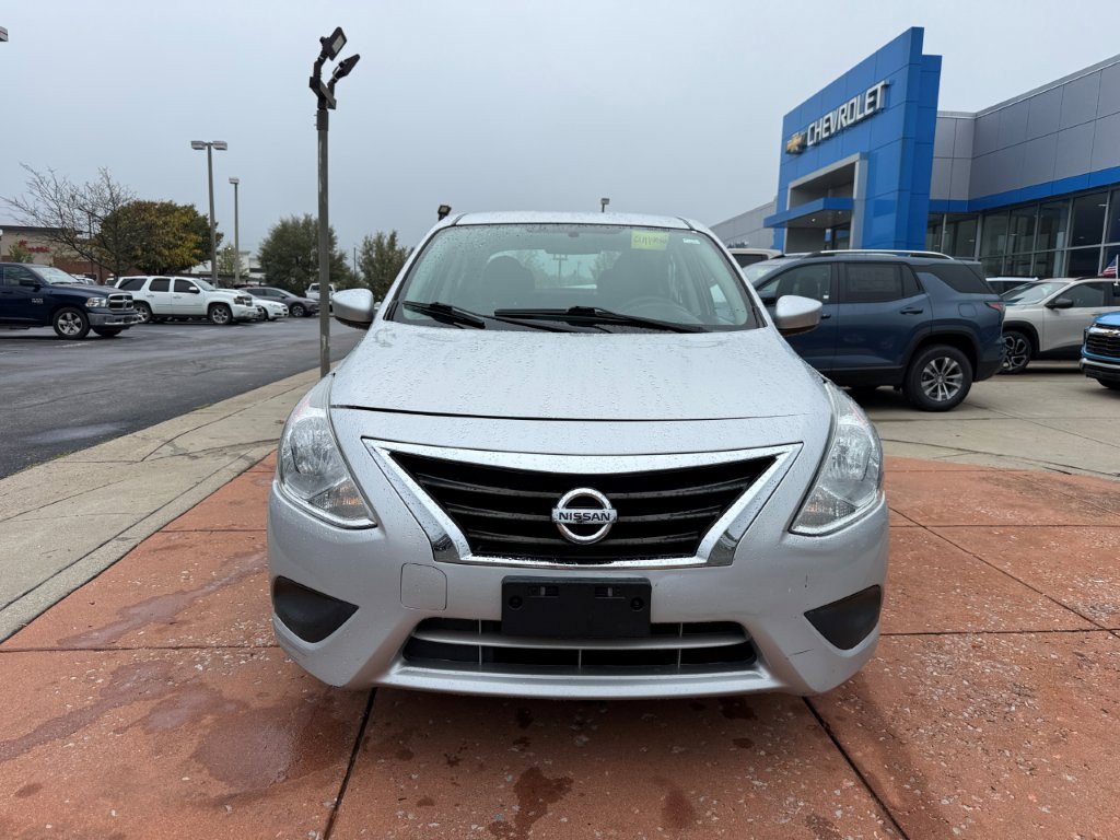 Used 2018 Nissan Versa SV FWD image 2