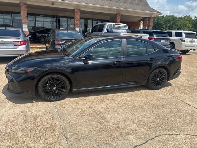Used 2025 Toyota Camry SE FWD image 1