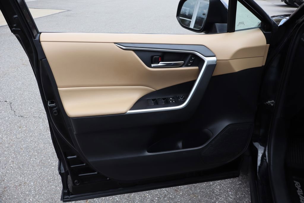 Used 2020 Toyota RAV4 XLE Premium image 9