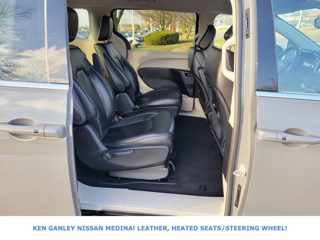 Used 2023 Chrysler Pacifica Touring-L image 49