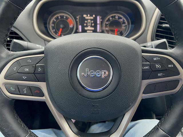 Used 2017 Jeep Cherokee Latitude w/ Cold Weather Group AWD/4WD image 16