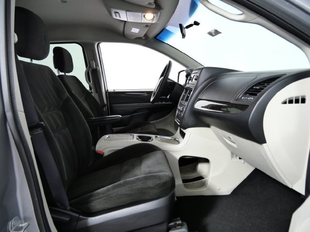 Used 2016 Dodge Grand Caravan SXT FWD image 9