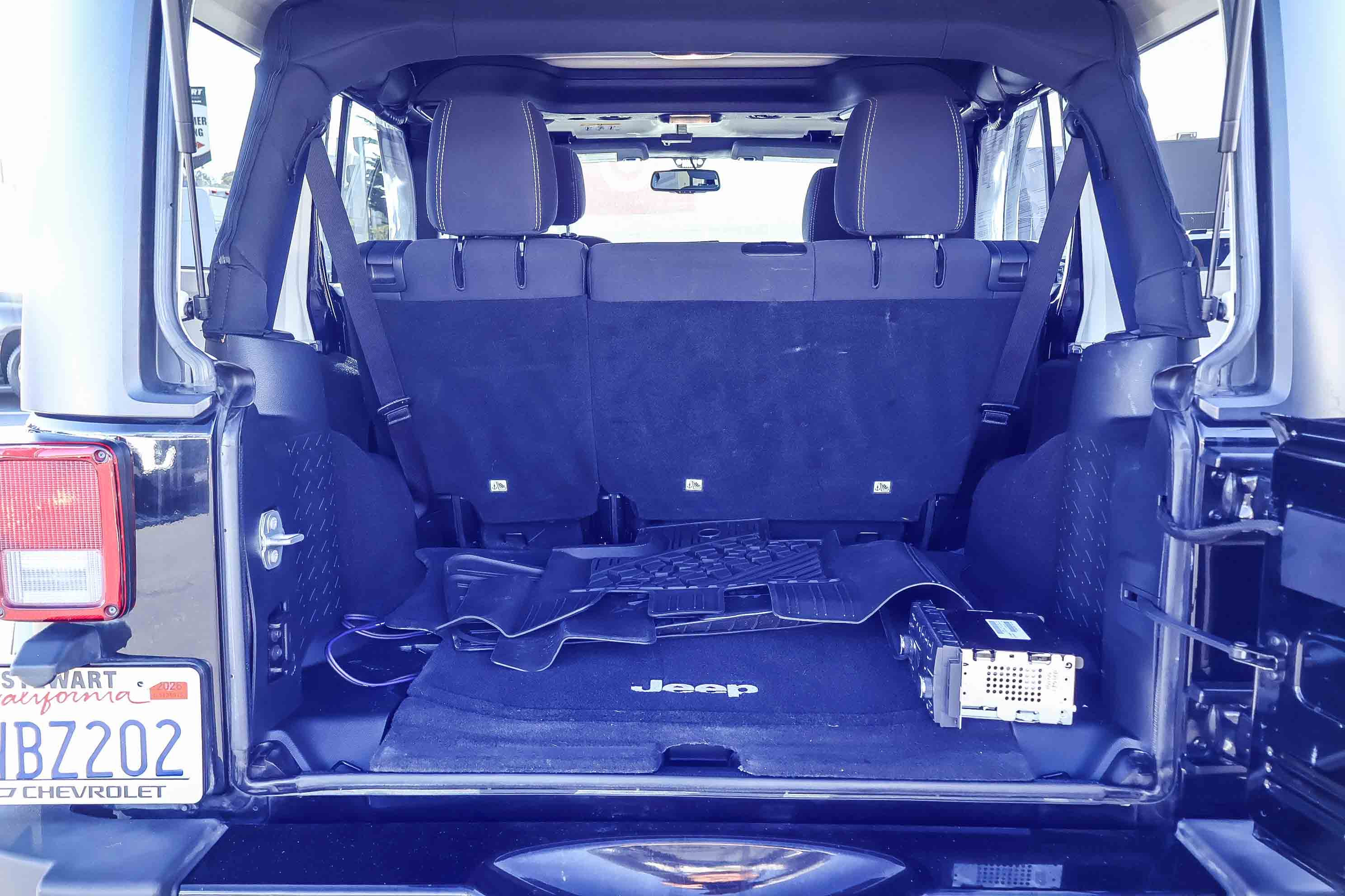 Used 2016 Jeep Wrangler Unlimited Sahara w/ Connectivity Group image 13