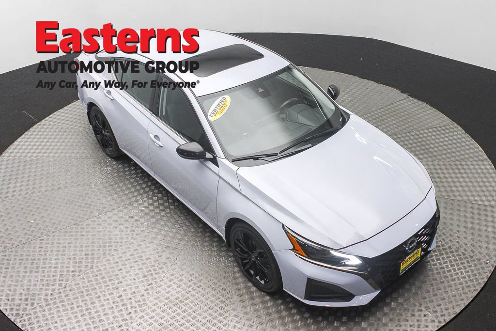 Used 2023 Nissan Altima 2.5 SR w/ SR Premium Package FWD image 3