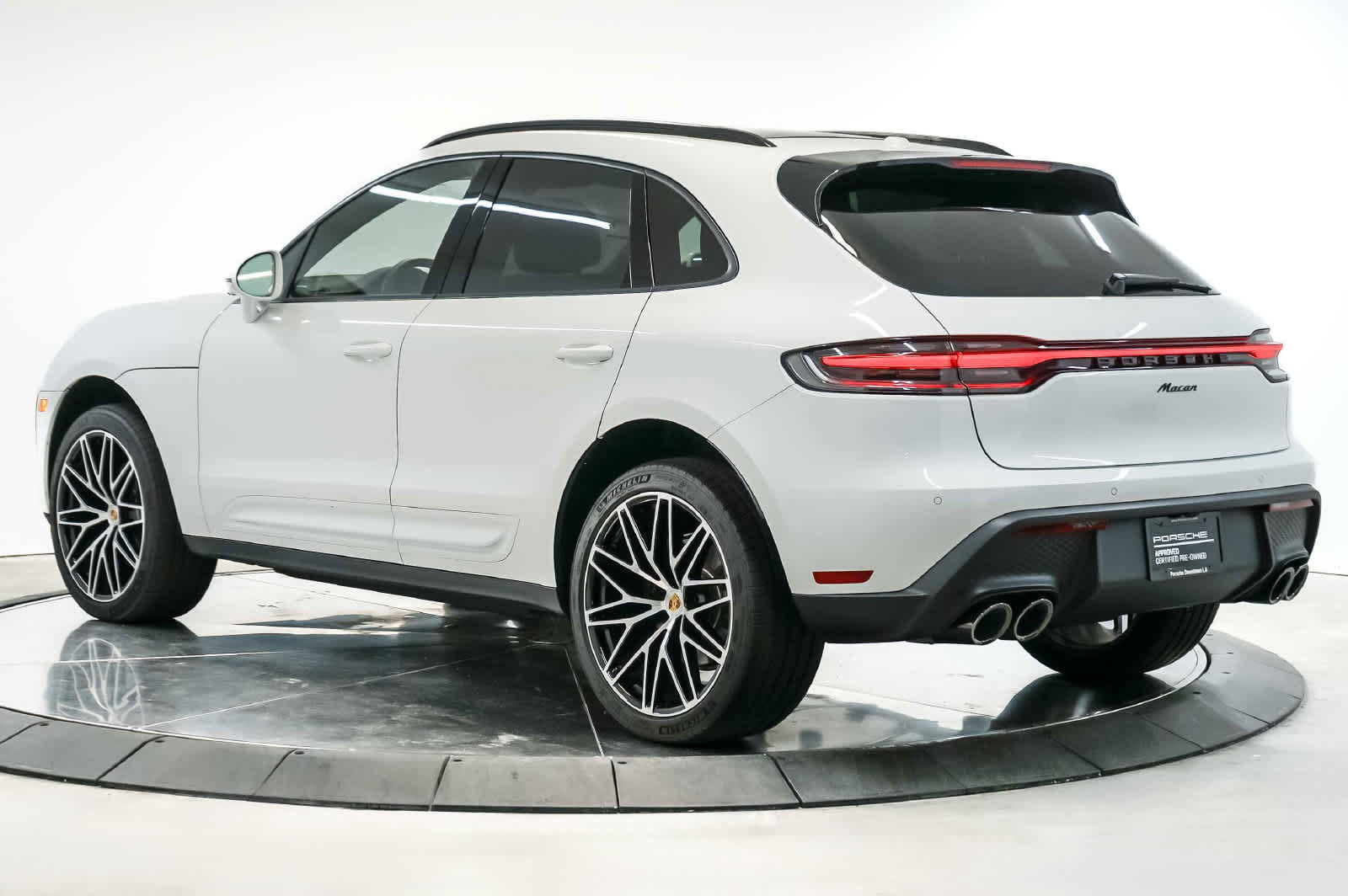 Certified 2026 Porsche Macan AWD/4WD image 3