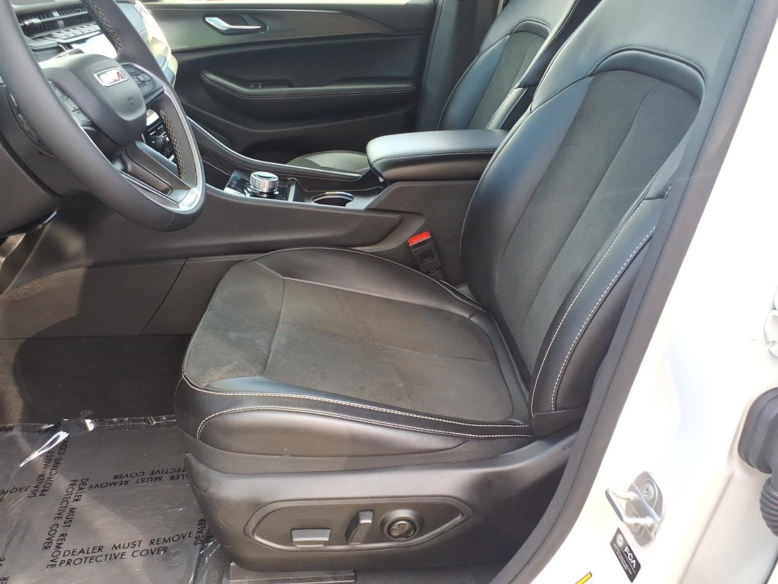 Used 2025 Jeep Grand Cherokee Altitude AWD/4WD image 11