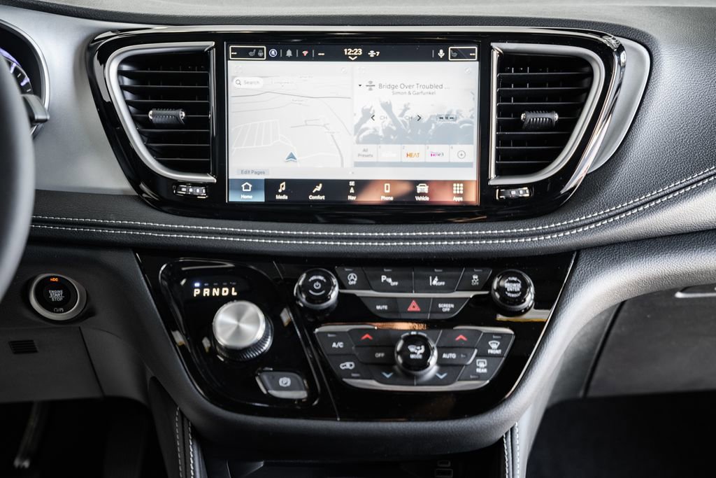 New 2026 Chrysler Pacifica Limited w/ Uconnect Theater Family Group image 20