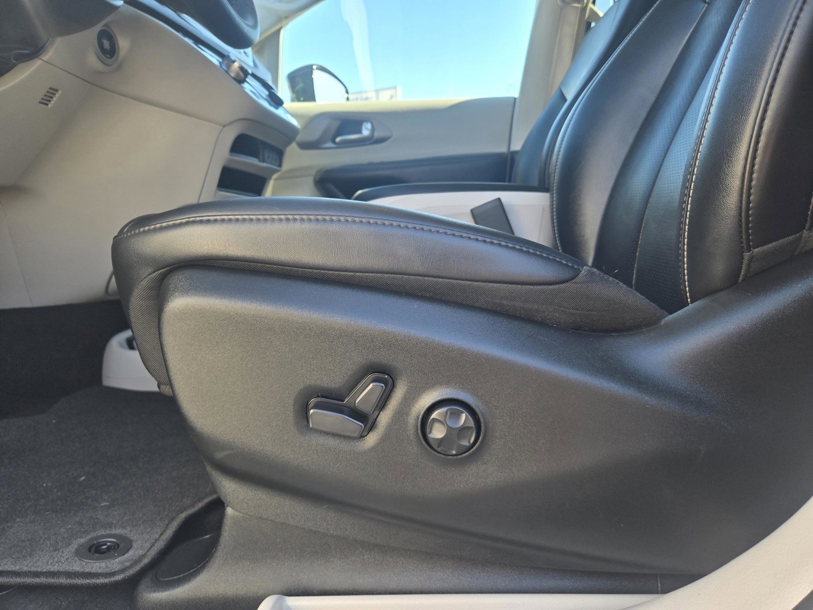 Used 2024 Chrysler Pacifica Touring-L image 13