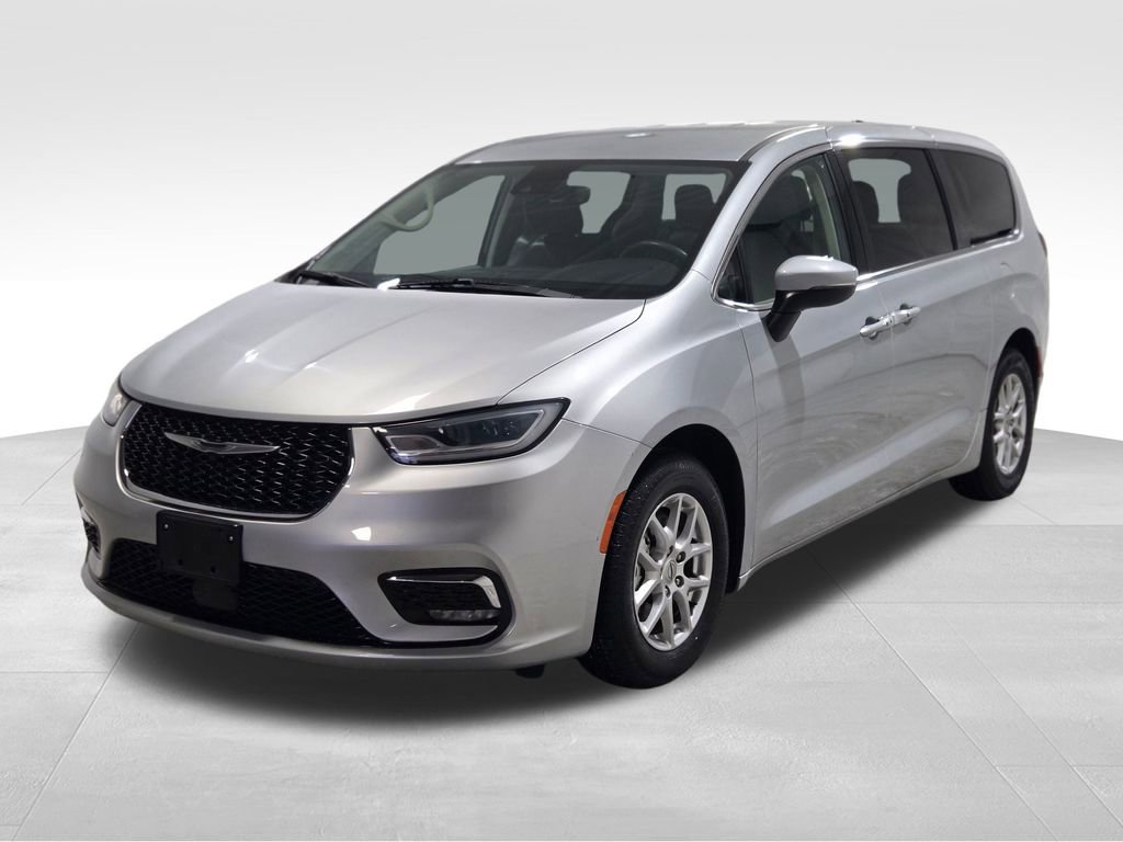 Certified 2023 Chrysler Pacifica Touring-L image 17