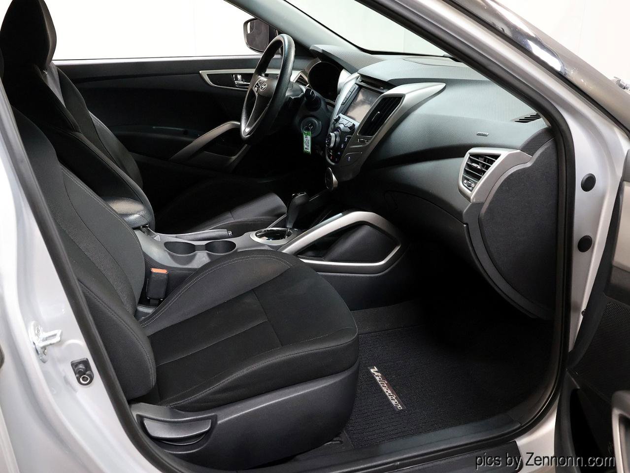 Used 2016 Hyundai Veloster FWD image 31