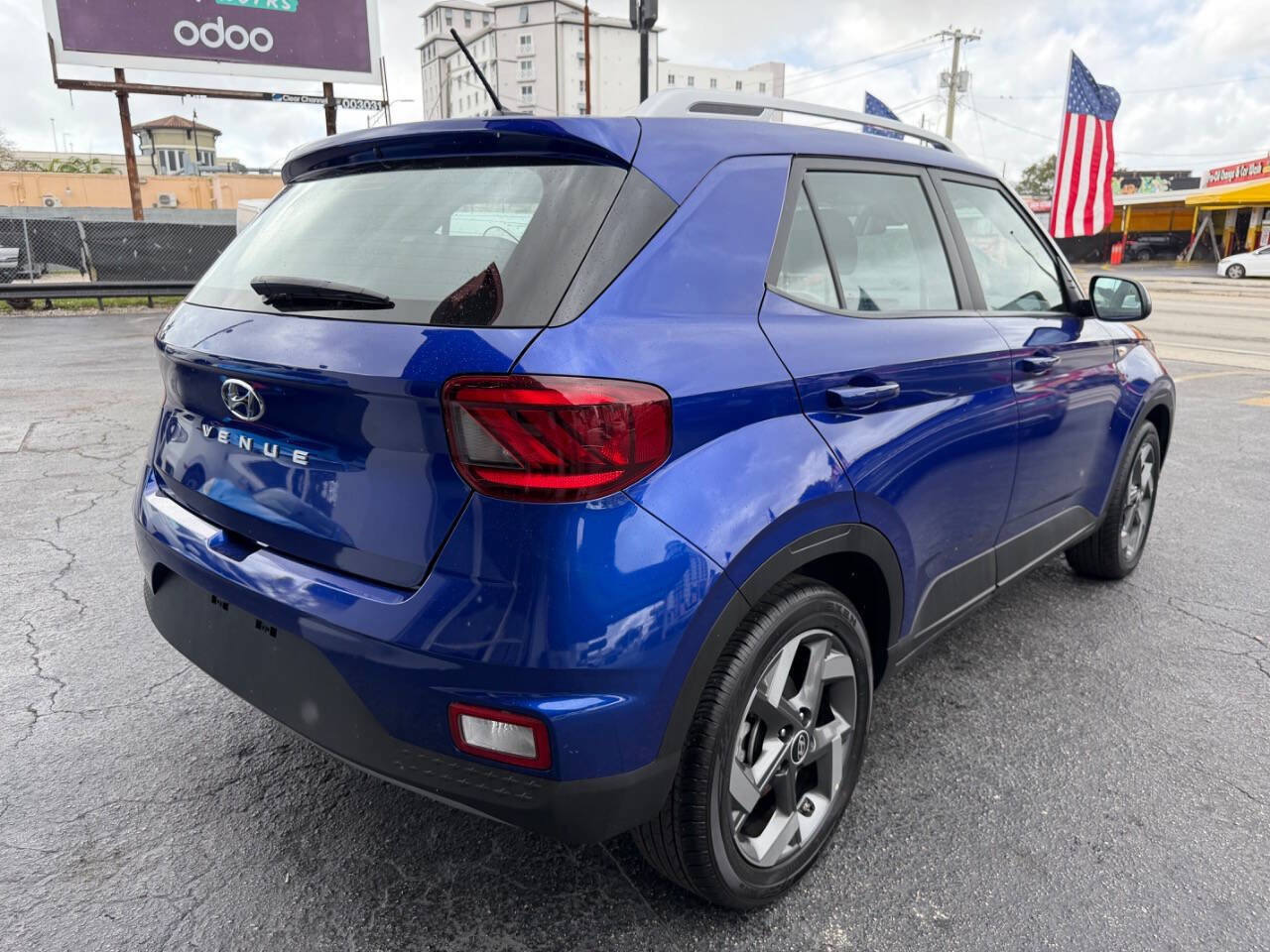 Used 2025 Hyundai Venue SEL FWD image 5