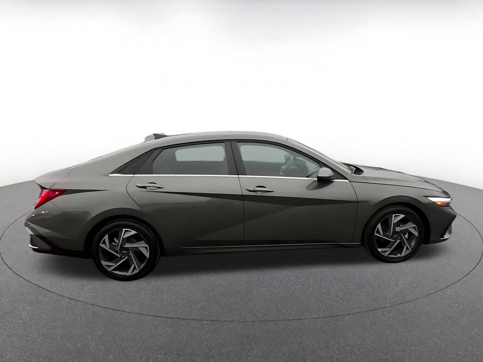 Used 2025 Hyundai Elantra SEL image 16