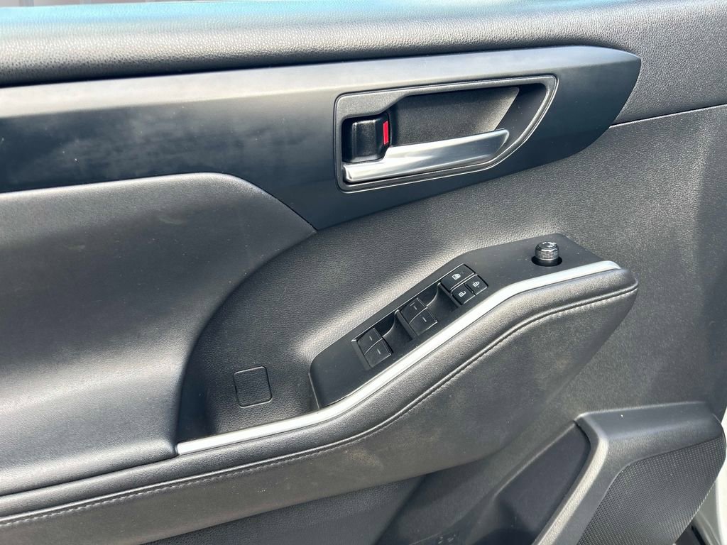 Used 2020 Toyota Highlander XLE image 20