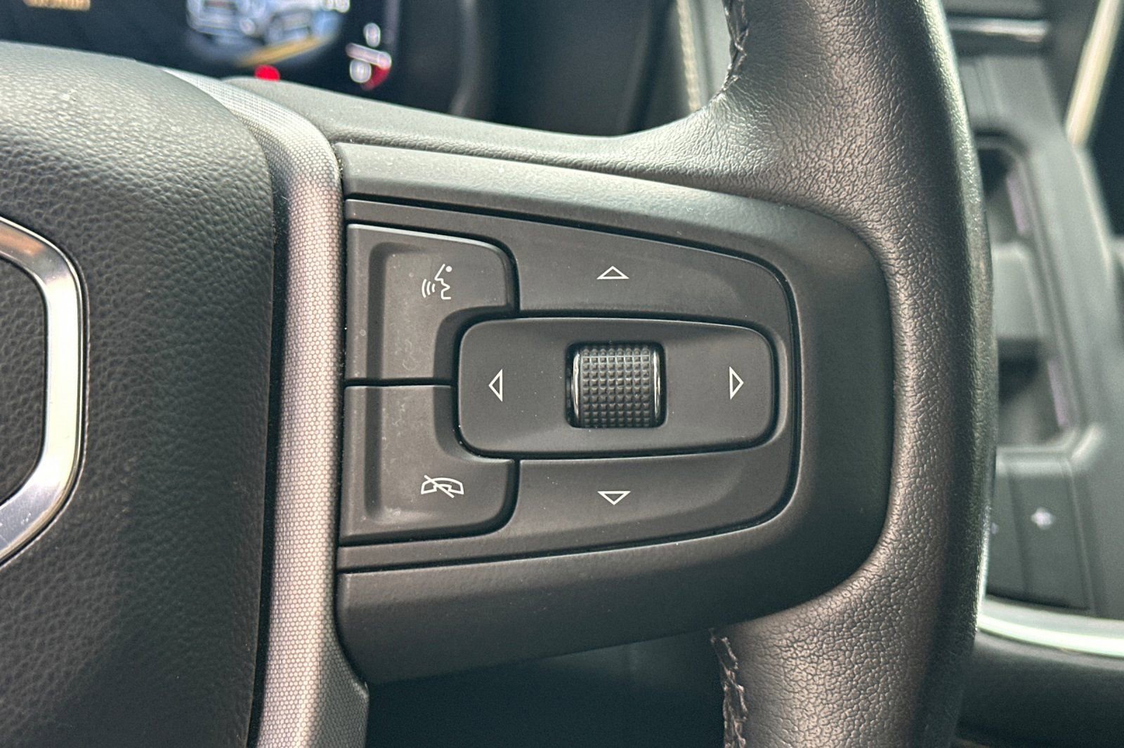 Used 2023 GMC Yukon SLT image 39