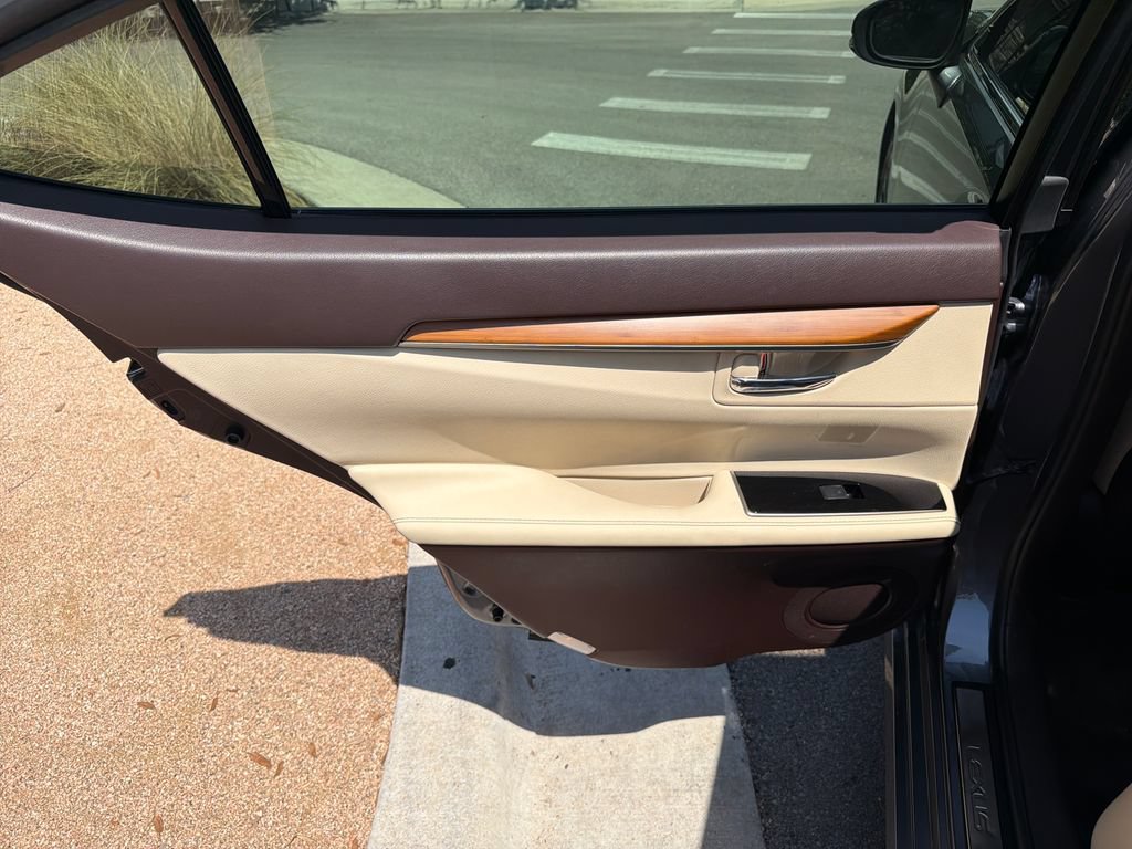 Used 2016 Lexus ES 300h w/ Luxury Package w/Wood Trim FWD image 34