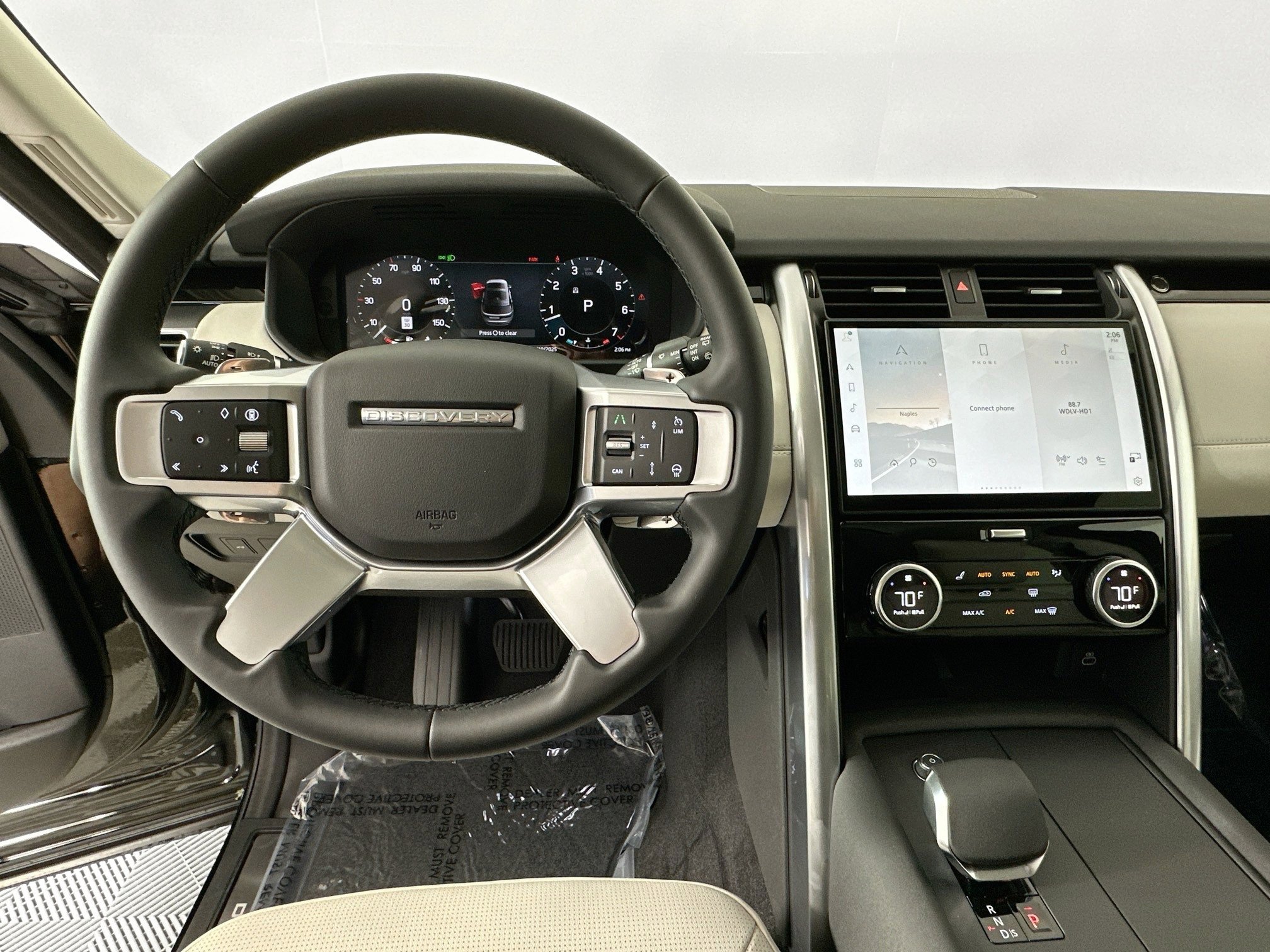 Used 2025 Land Rover Discovery S image 11