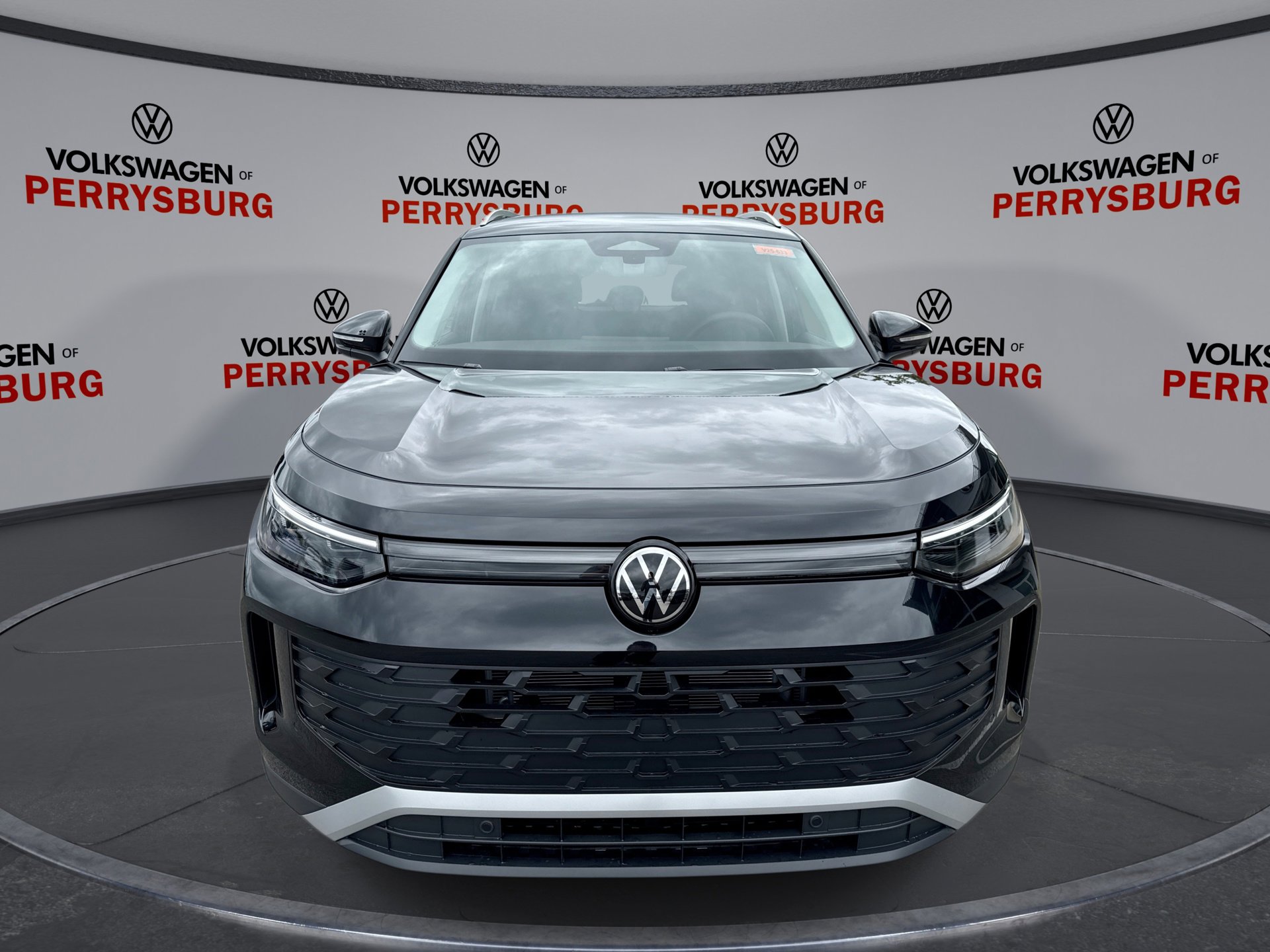 Used 2025 Volkswagen Tiguan SE image 3