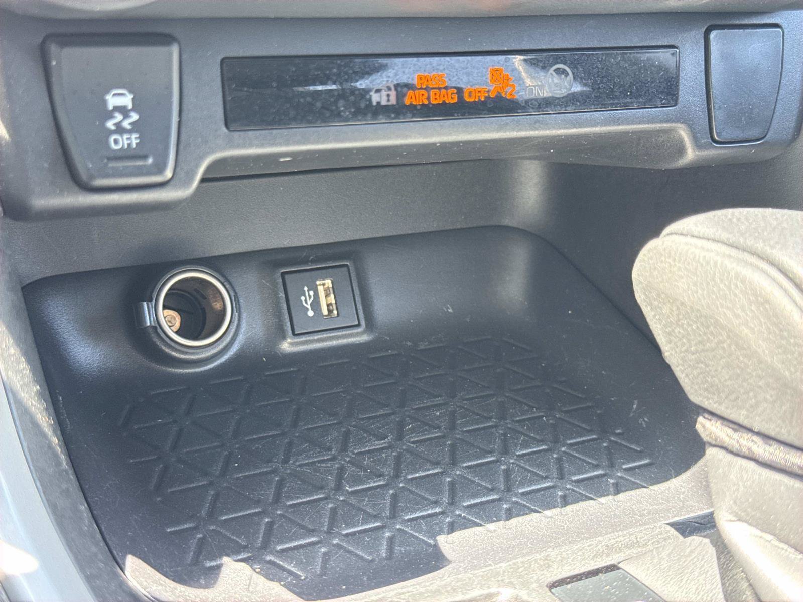 Used 2025 Toyota RAV4 XLE AWD/4WD image 12