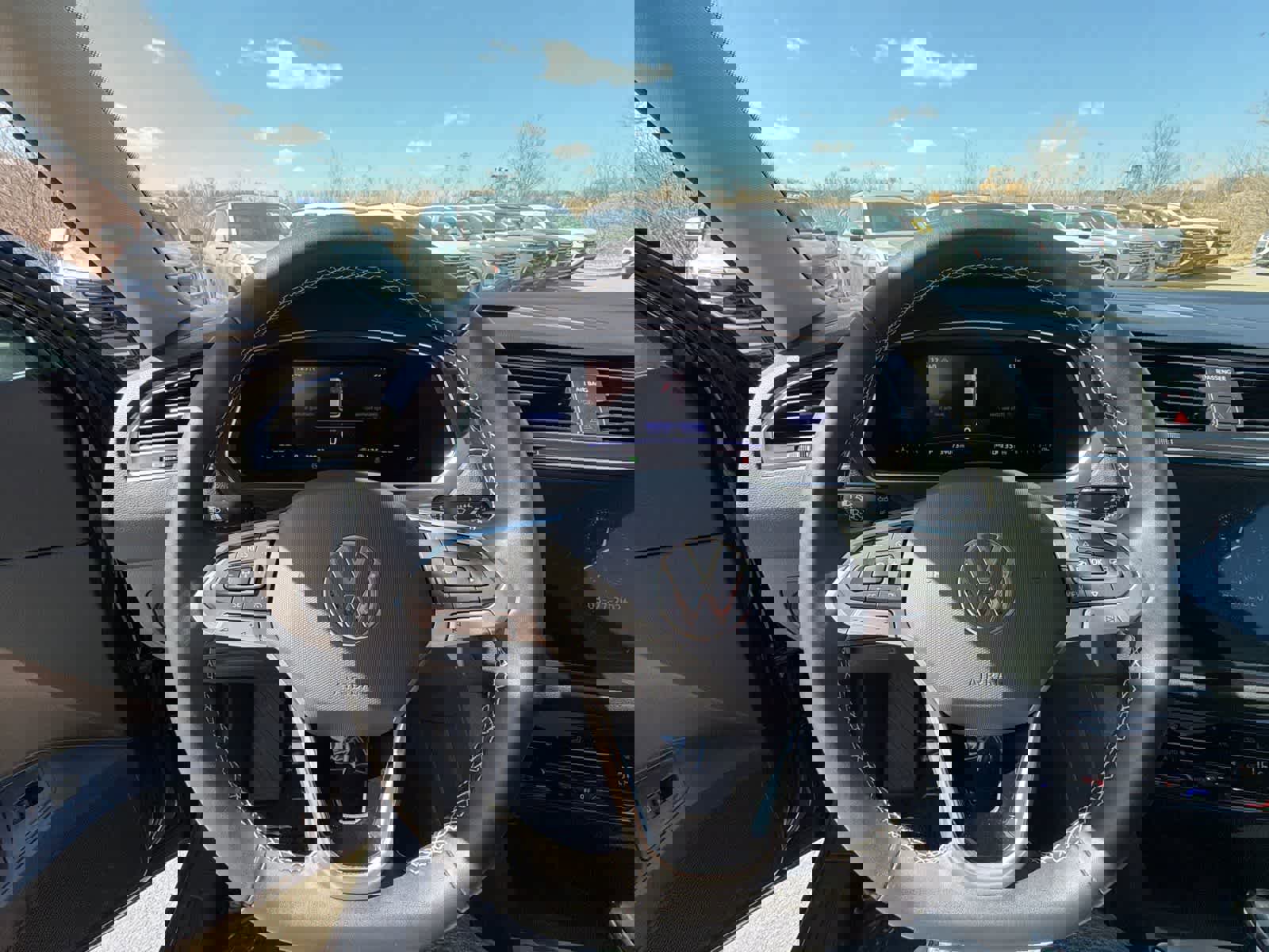 Used 2022 Volkswagen Tiguan SE w/ Panoramic Sunroof Package image 15