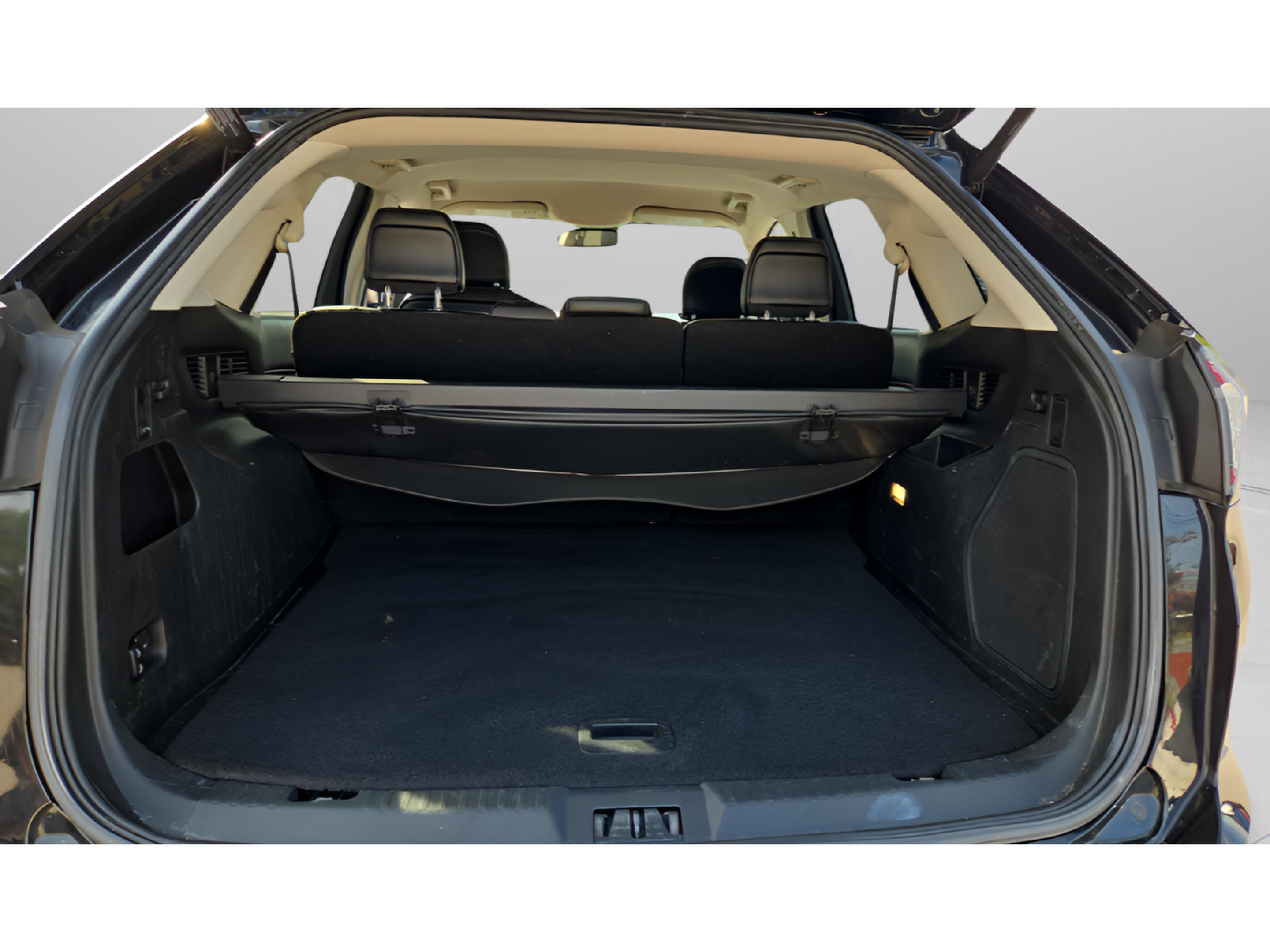 Used 2018 Ford Edge Titanium w/ Ford Safe & Smart Package FWD image 13