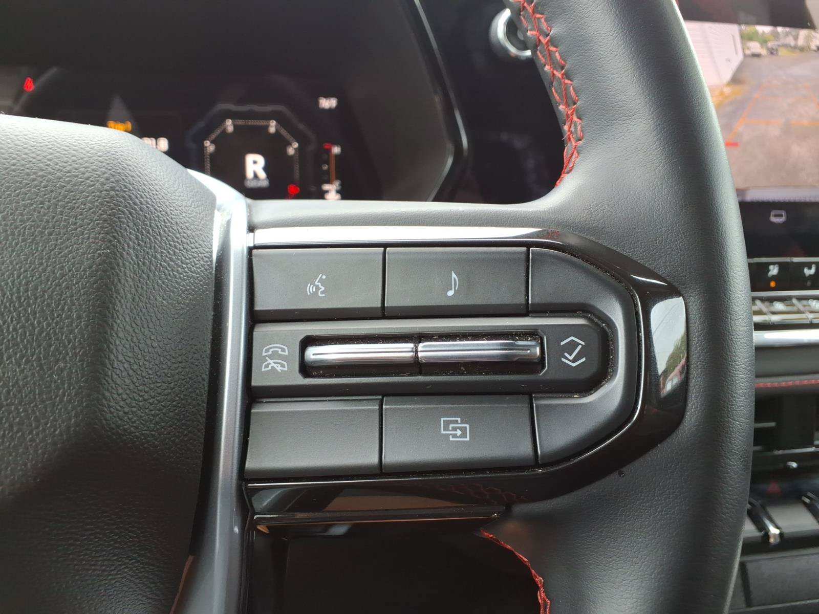 Used 2024 Chevrolet Colorado Z71 w/ Z71 Convenience Package 2 AWD/4WD image 28