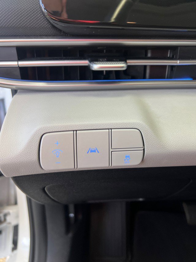 Used 2021 Hyundai Elantra Limited image 28