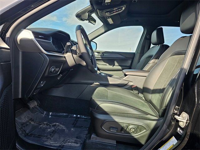 New 2025 Jeep Grand Cherokee Altitude image 11