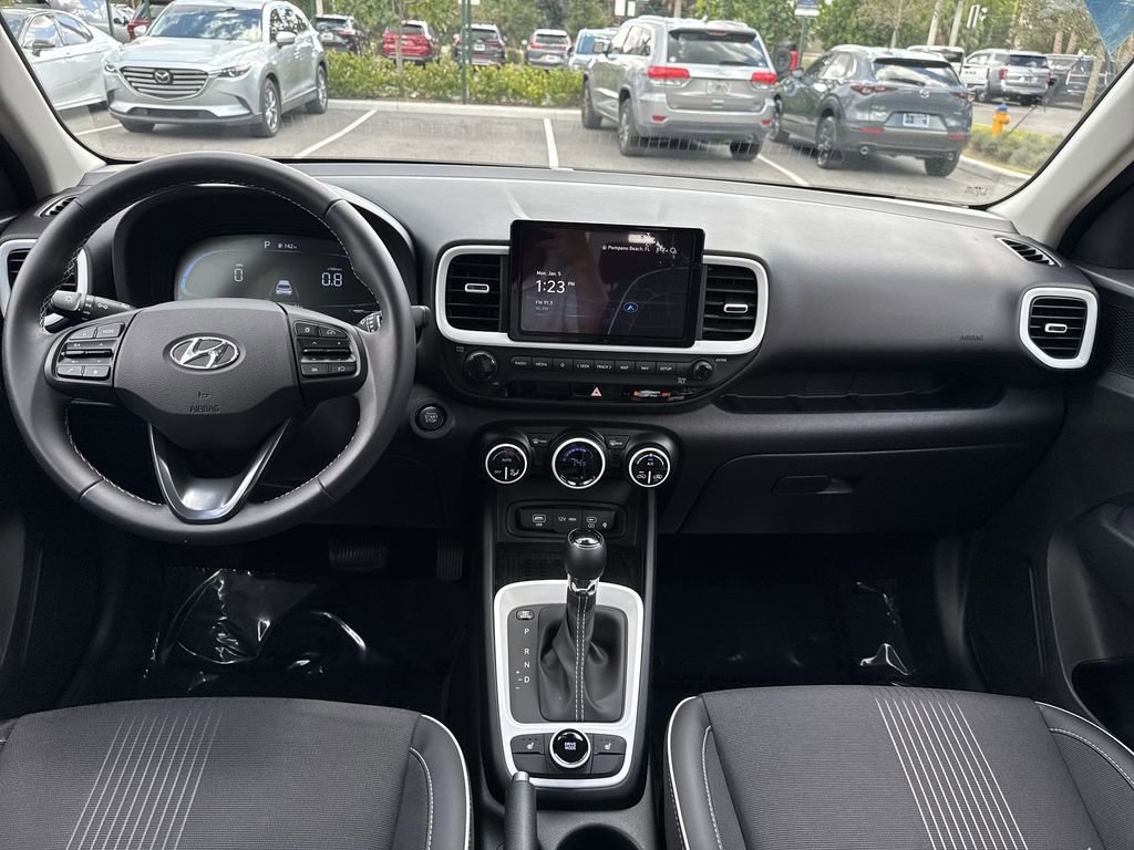 Used 2024 Hyundai Venue Limited image 15