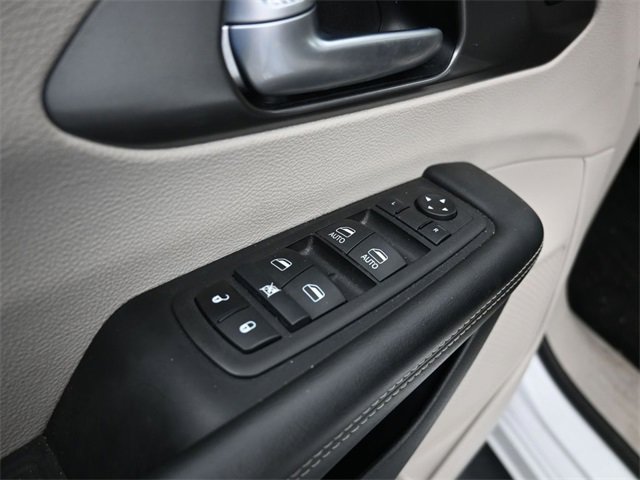 Used 2024 Chrysler Pacifica Touring-L image 10