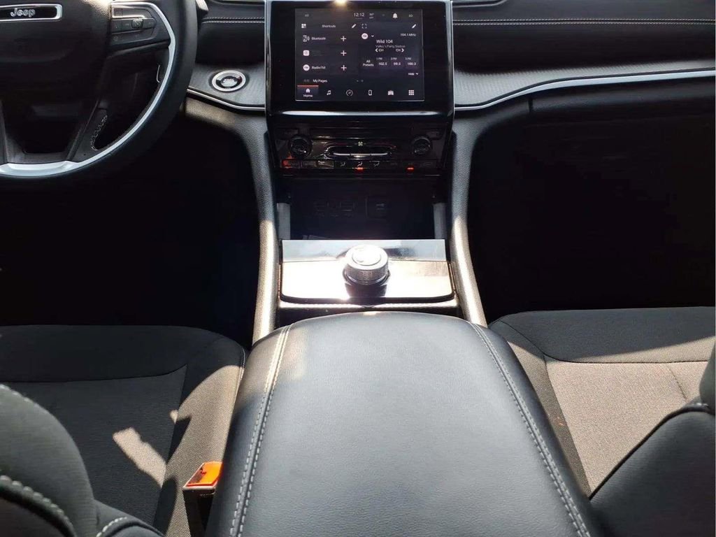 Used 2025 Jeep Grand Cherokee Laredo X image 11