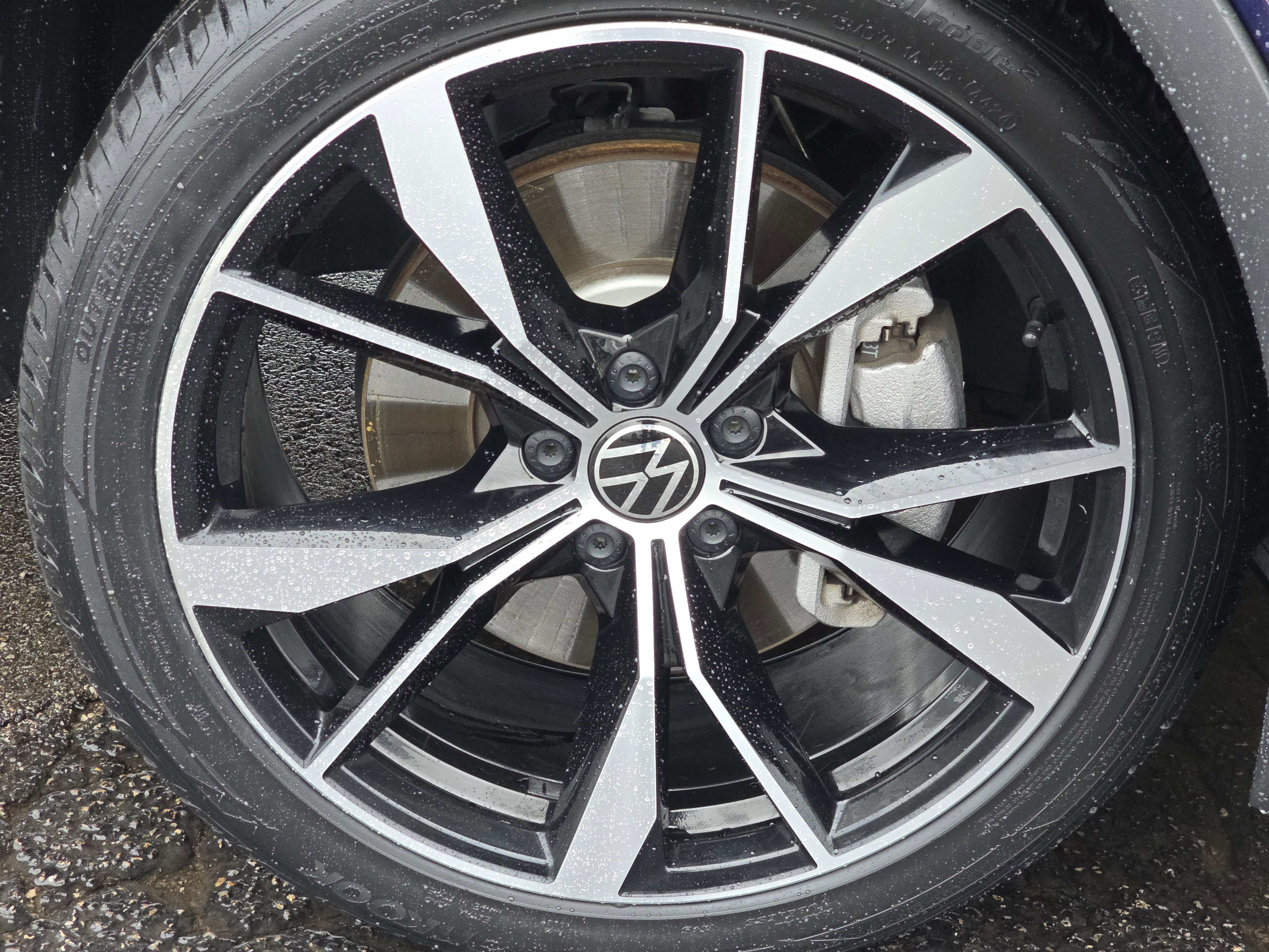 Certified 2022 Volkswagen Tiguan SEL R-Line image 18