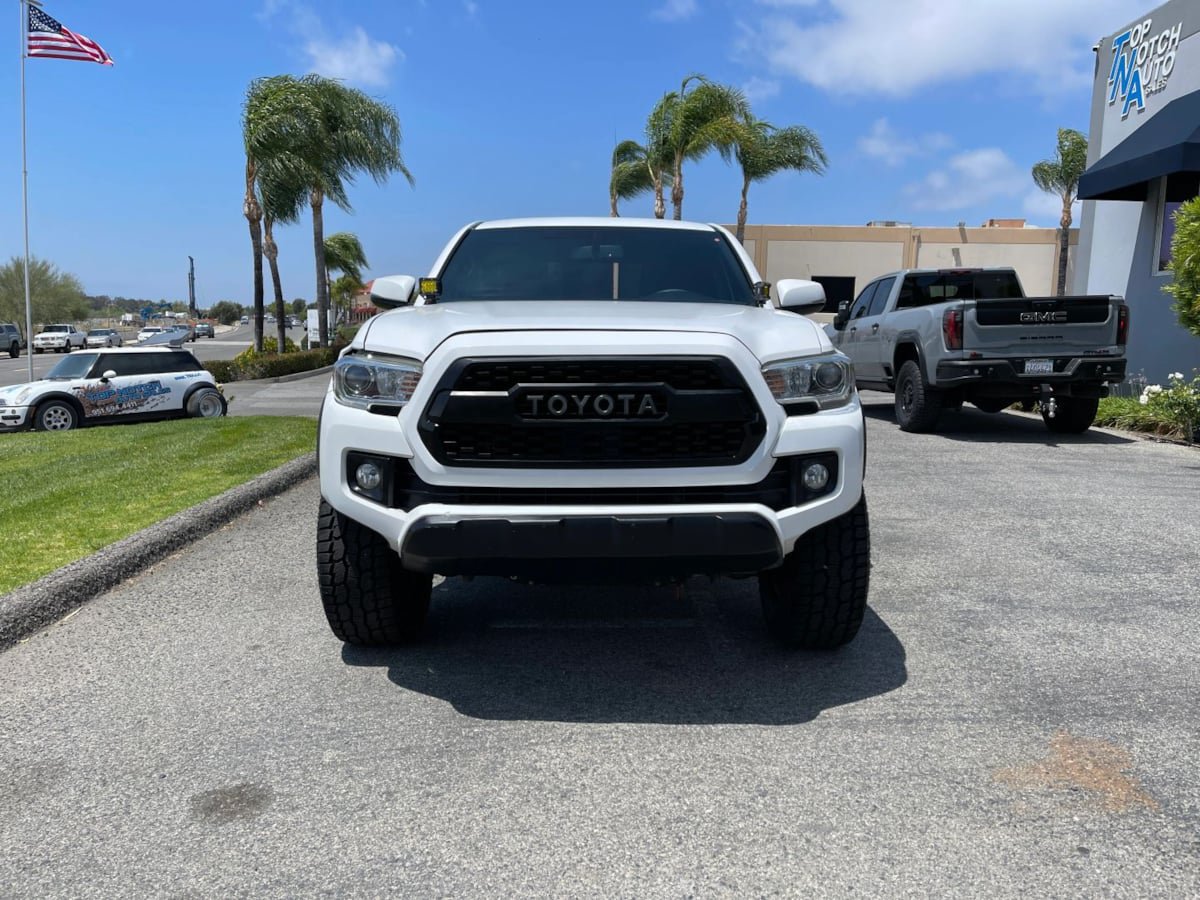 Used 2017 Toyota Tacoma TRD Off-Road w/ Tow Package (A/T) AWD/4WD image 2
