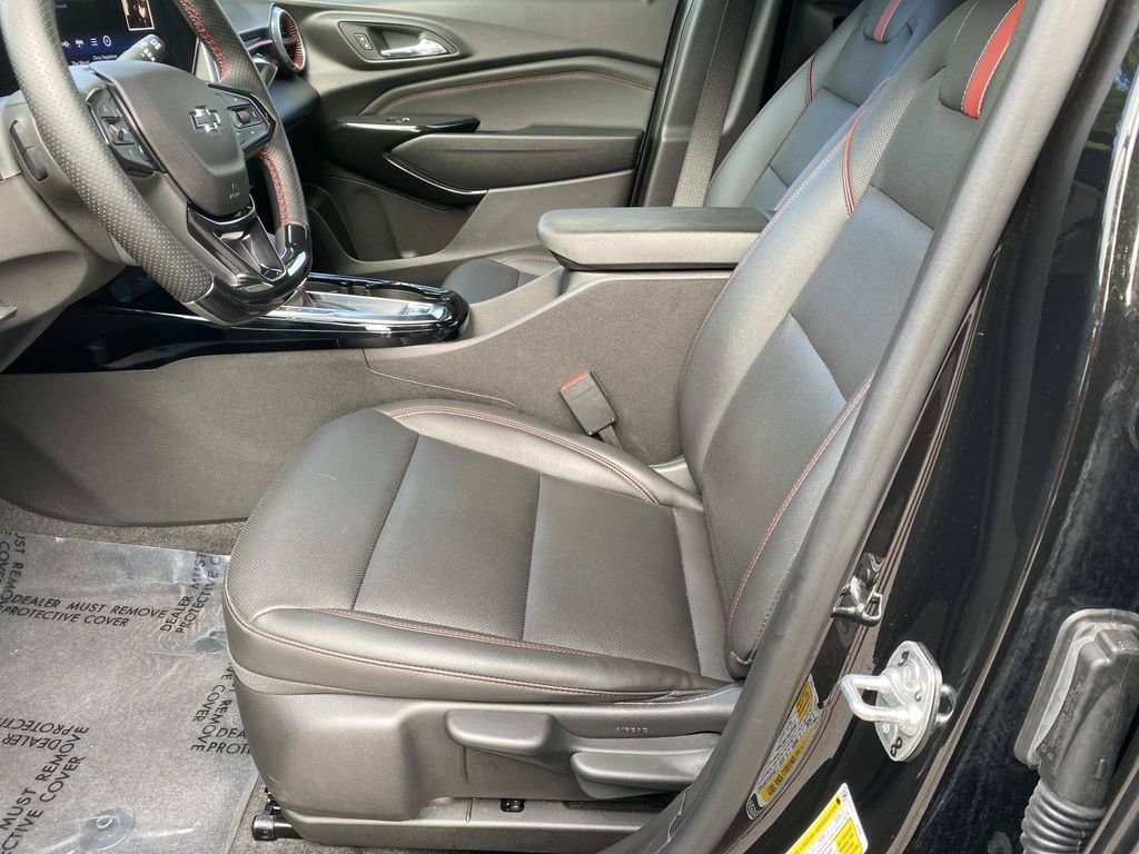 Used 2025 Chevrolet Trax RS w/ Sunroof Package FWD image 18
