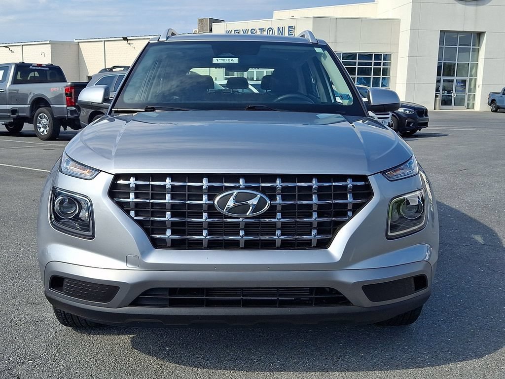 Used 2024 Hyundai Venue SEL FWD image 2