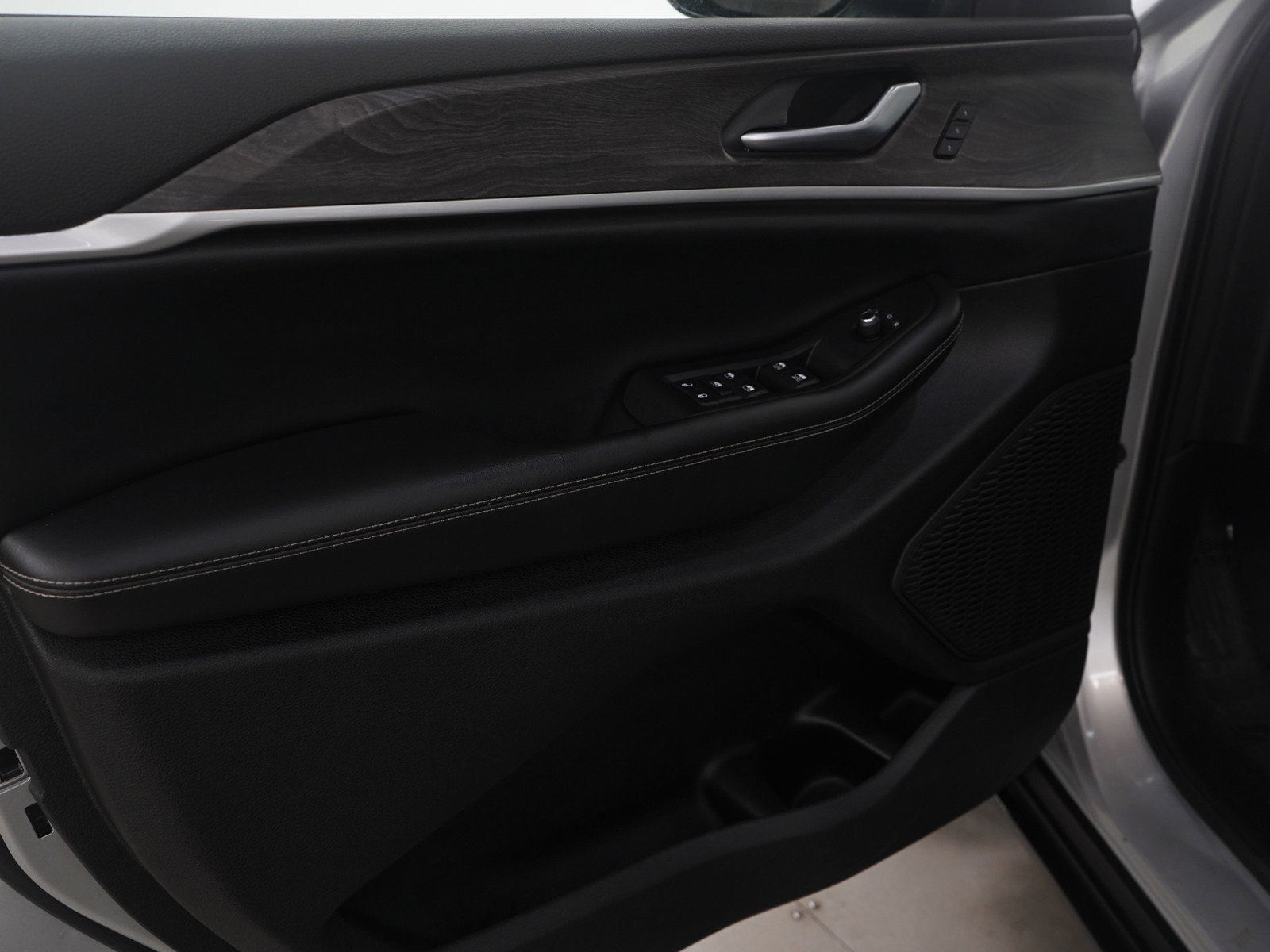 Used 2023 Jeep Grand Cherokee L Limited image 23