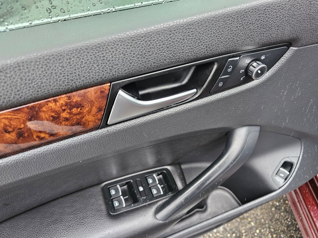 Used 2013 Volkswagen Passat TDI SEL Premium image 30