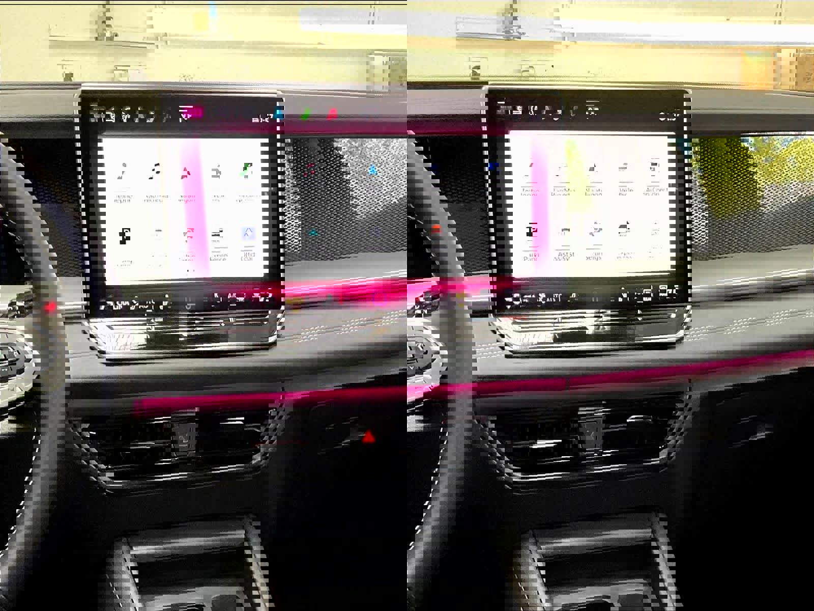 Used 2025 Volkswagen Tiguan SE w/ Panoramic Sunroof Package image 8