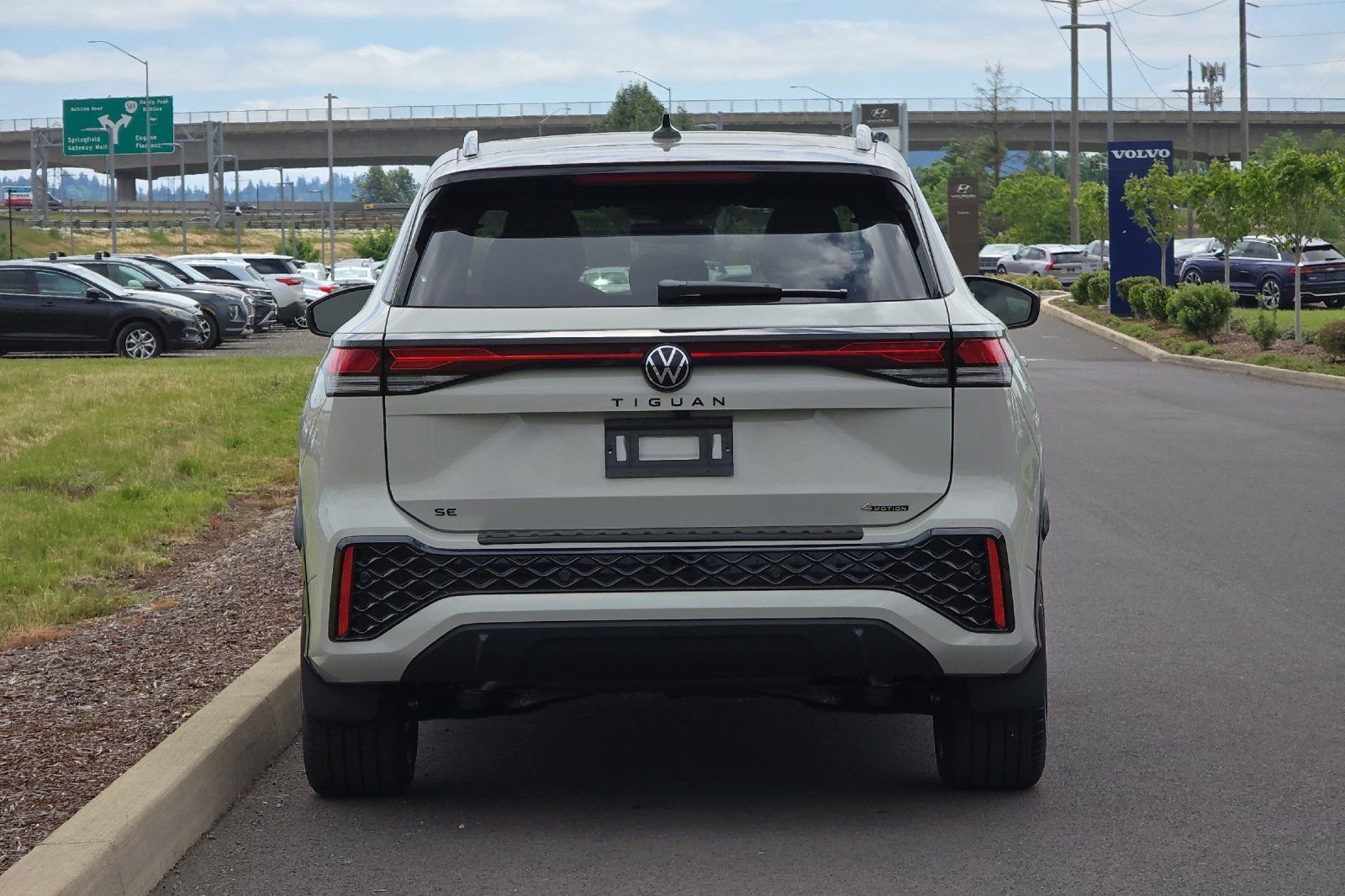 New 2026 Volkswagen Tiguan SE R-Line AWD/4WD image 4