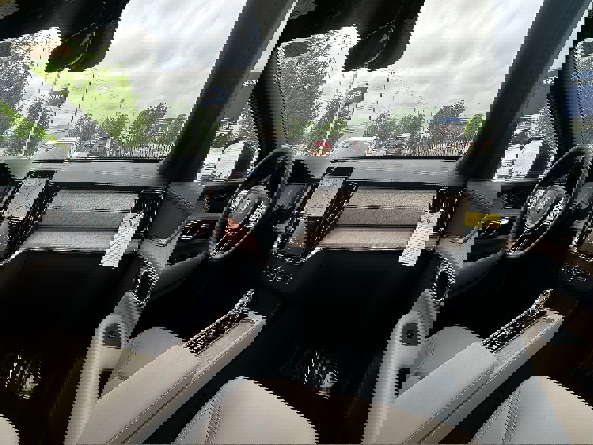 Used 2025 Volvo XC90 B6 Core w/ Climate Package image 11