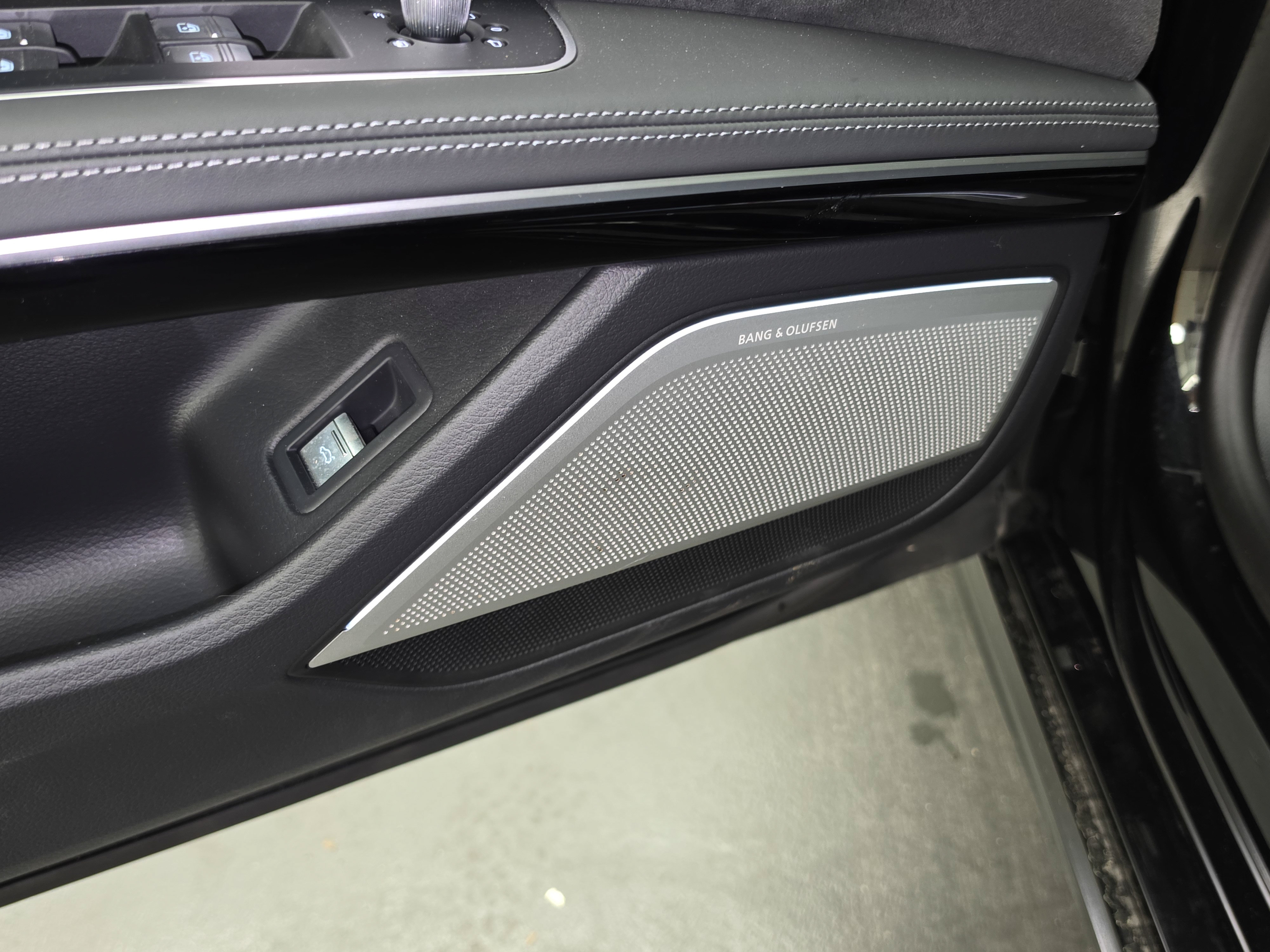 Used 2022 Audi S8 w/ S8 Comfort Plus Package AWD/4WD image 24