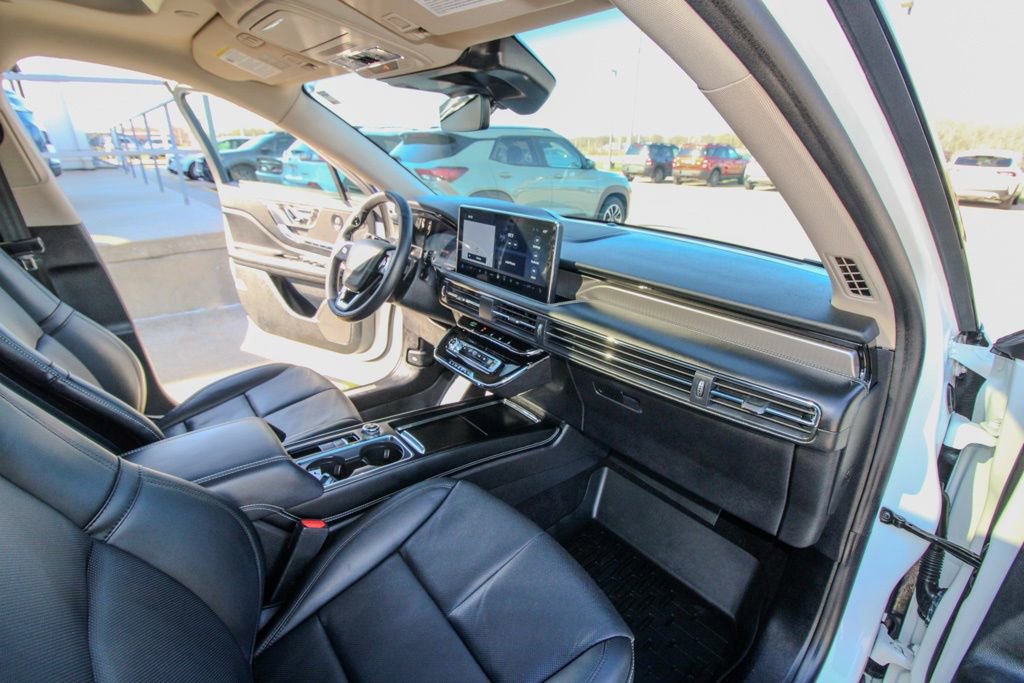 Used 2025 Lincoln Corsair Reserve w/ Equipment Group 202A AWD/4WD image 18
