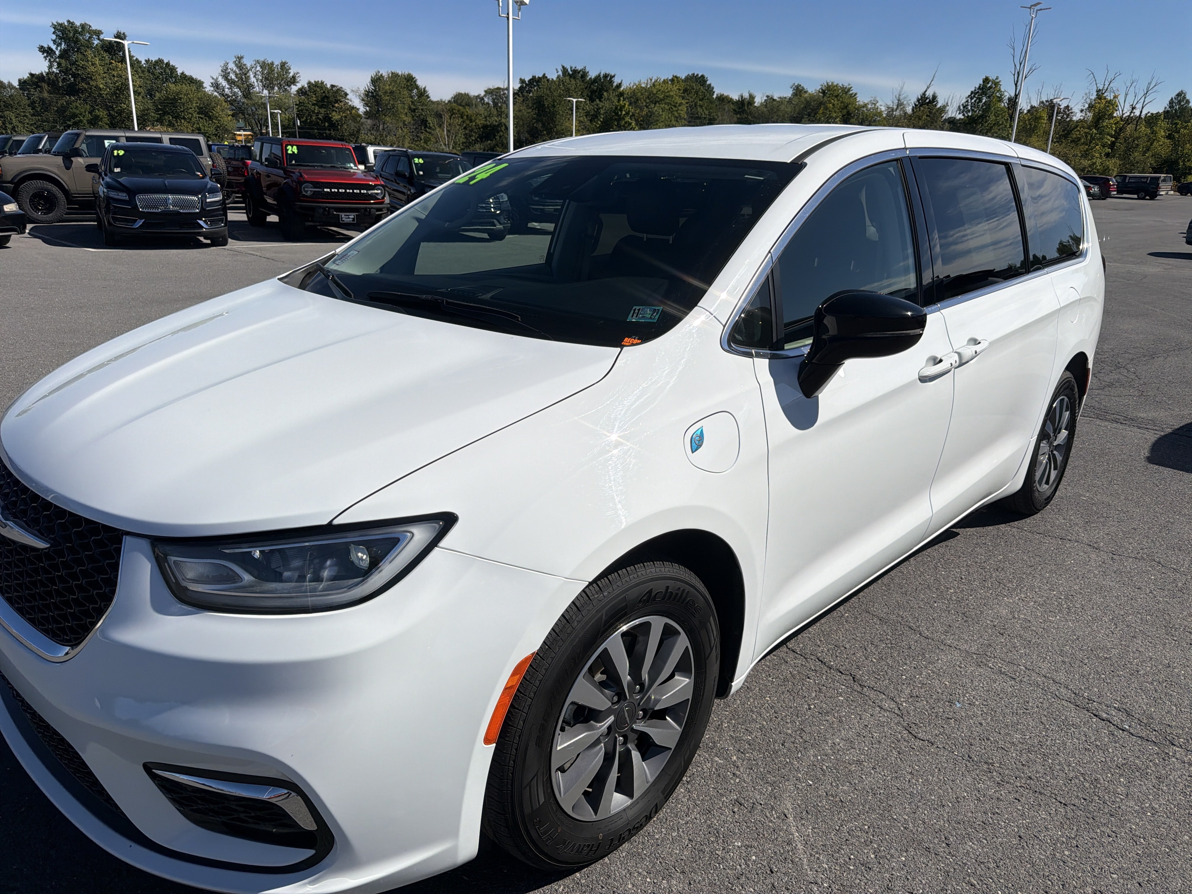 Used 2024 Chrysler Pacifica Limited FWD image 8