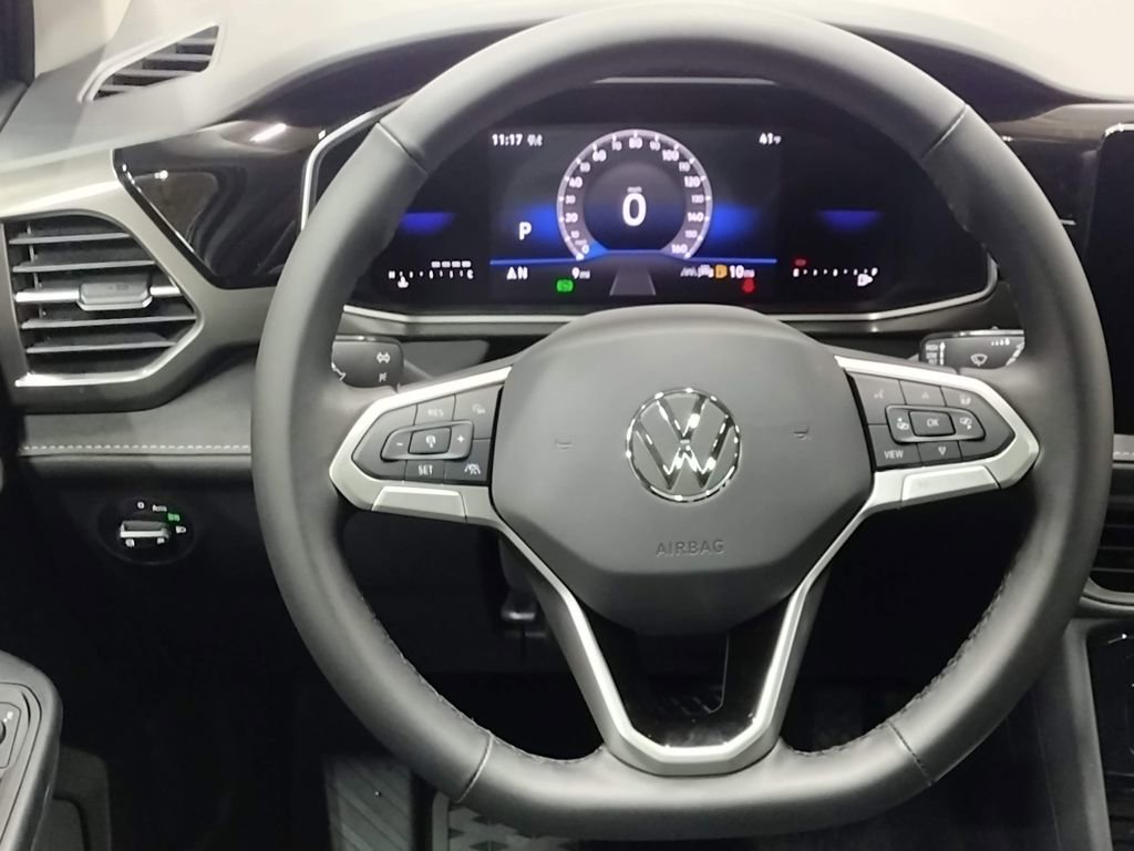 Certified 2025 Volkswagen Taos SE image 35