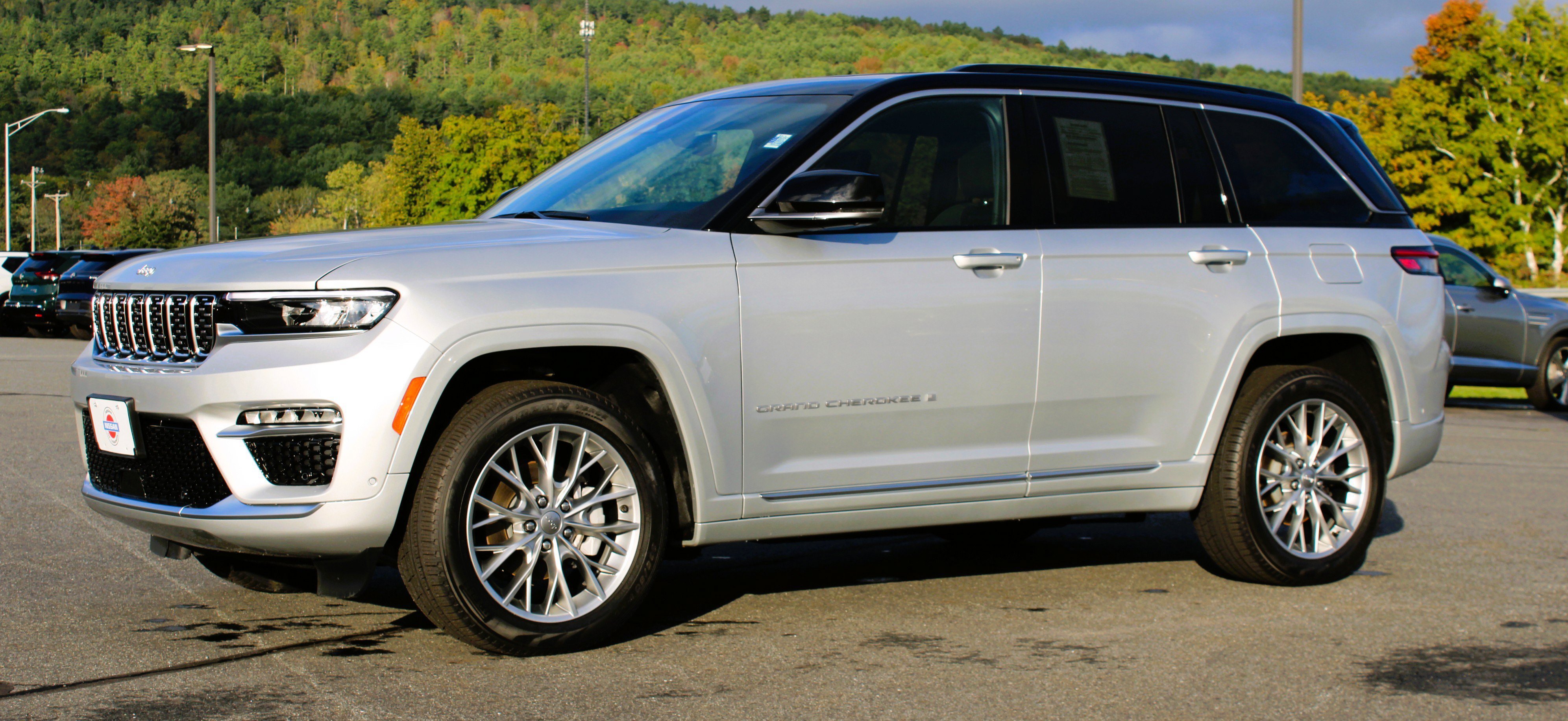 Used 2025 Jeep Grand Cherokee Summit w/ Luxury Tech Group V AWD/4WD image 16