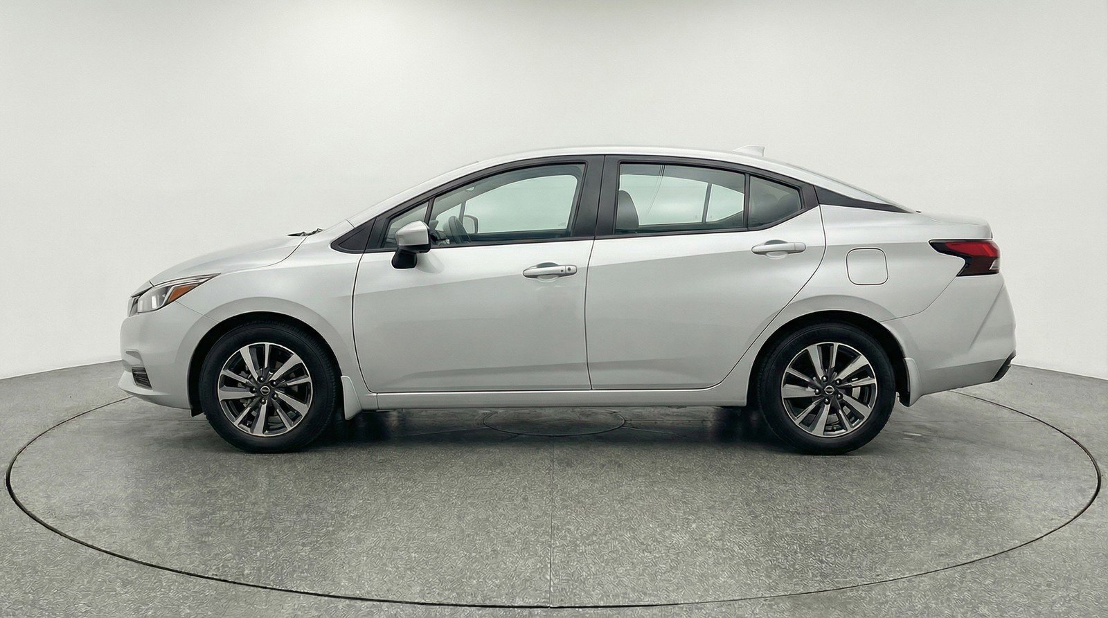 Used 2025 Nissan Versa SV image 5