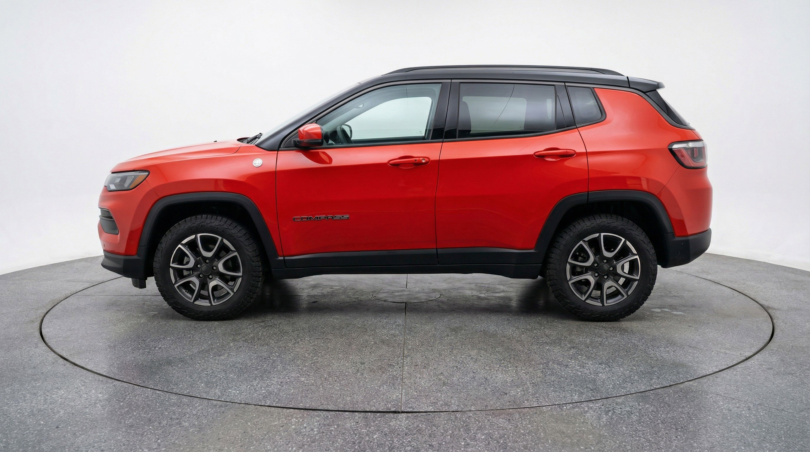 Used 2025 Jeep Compass Trailhawk AWD/4WD image 5
