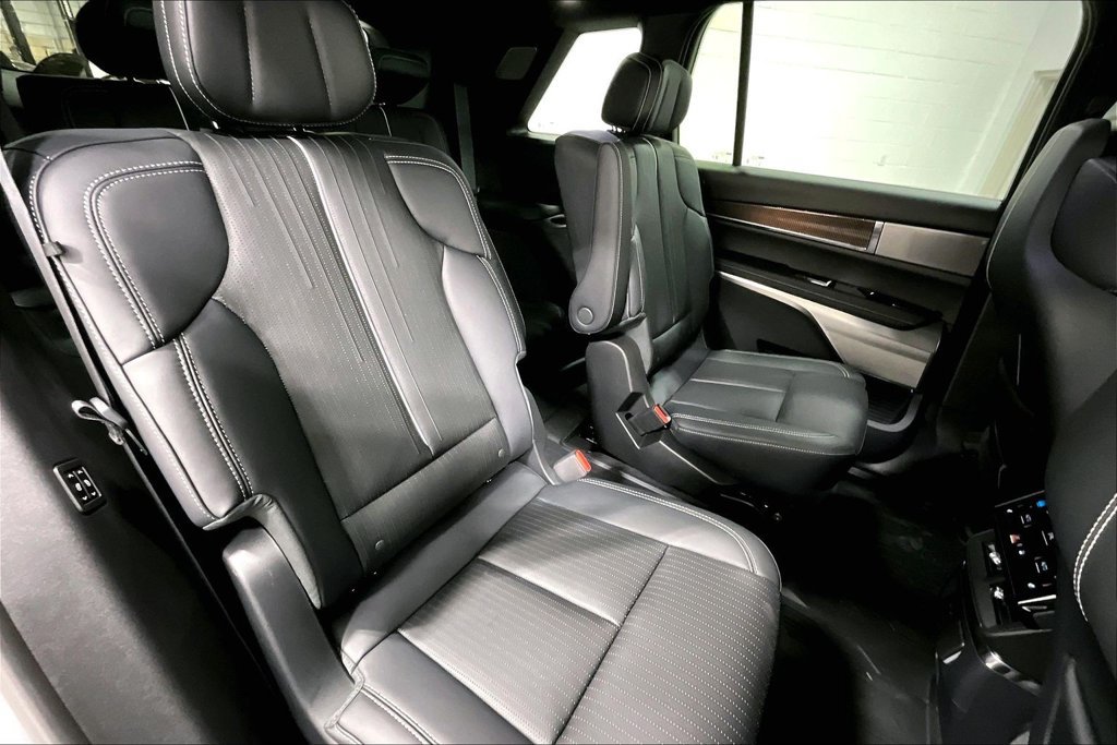 New 2027 Cadillac Vistiq Sport w/ LPO, Floor Liner Package AWD/4WD image 9