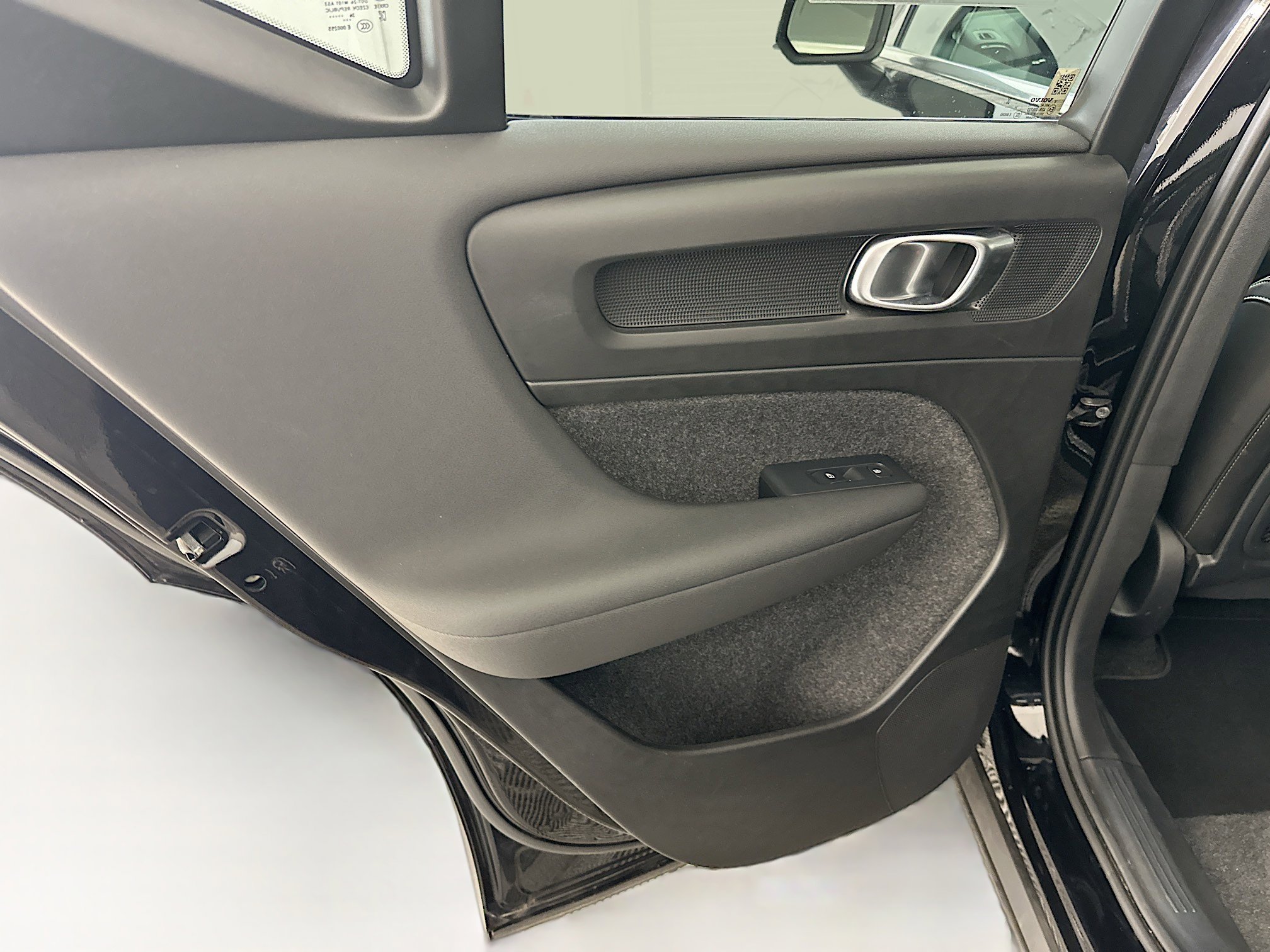 Used 2025 Volvo XC40 B5 Plus image 28