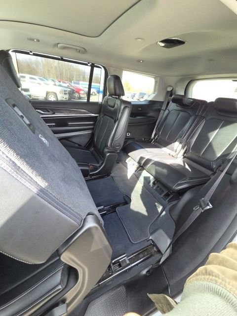 Used 2023 Jeep Grand Cherokee L Limited w/ Luxury Tech Group II AWD/4WD image 16