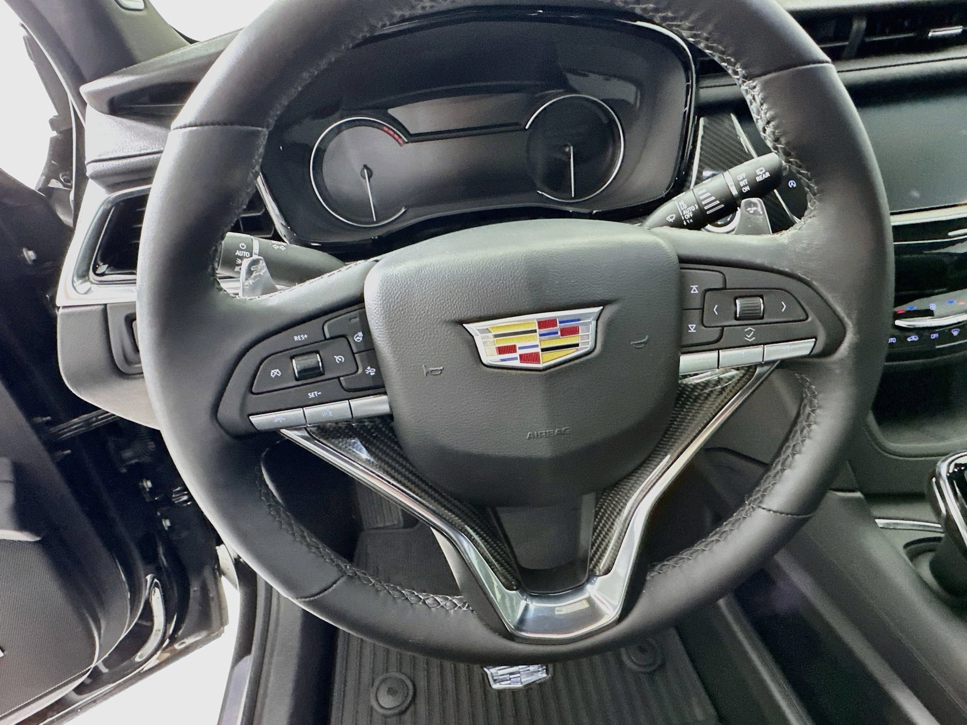 Used 2025 Cadillac XT6 Sport w/ LPO, Onyx Lite Package AWD/4WD image 12